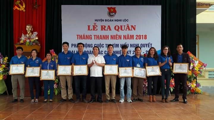 Tập Thể Đoàn Trường Nhận Giấy Khen Của Huyện Đoàn