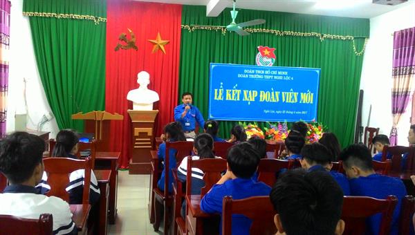Đoàn trường tổ chức kết nạp đoàn viên mới