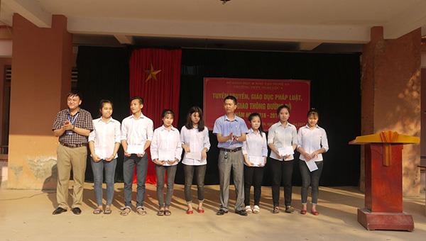 Trao học bổng khuyến học cho học sinh nghèo vươn lên trong học tập