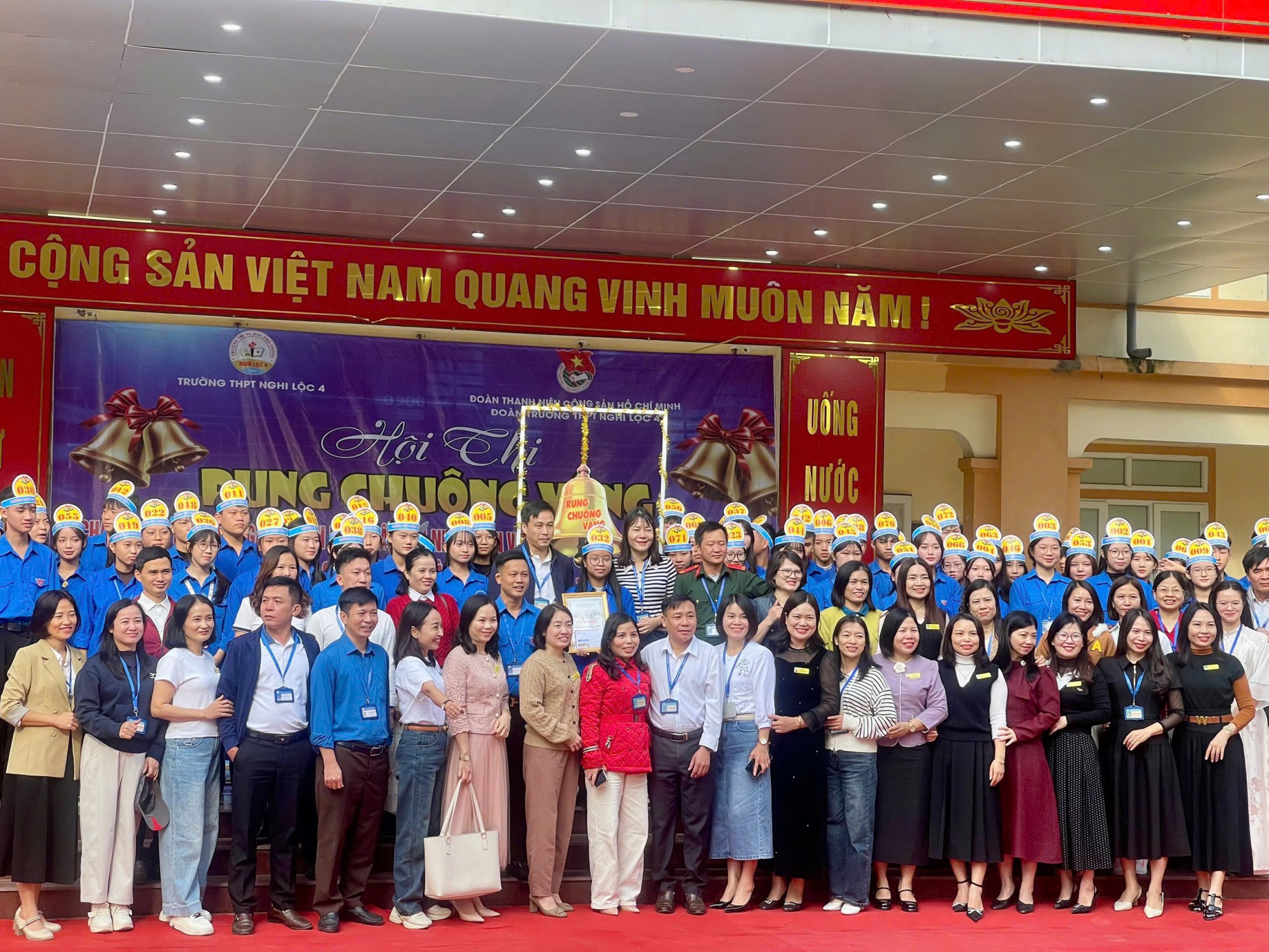 Các thầy cô chụp ảnh lưu niệm cùng các thí sinh