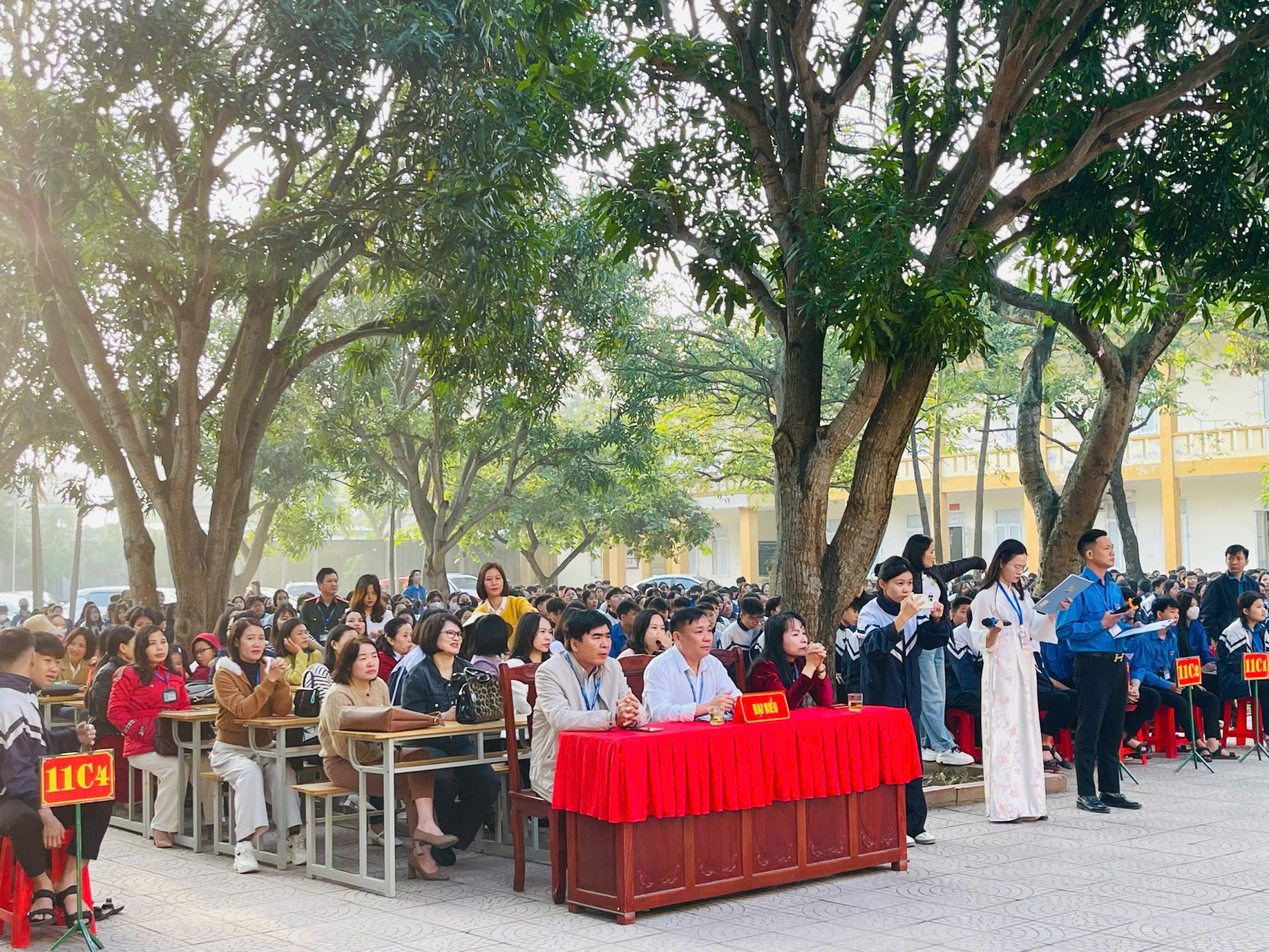 Ban giám hiệu cùng các thầy cô tham dự hội thi 