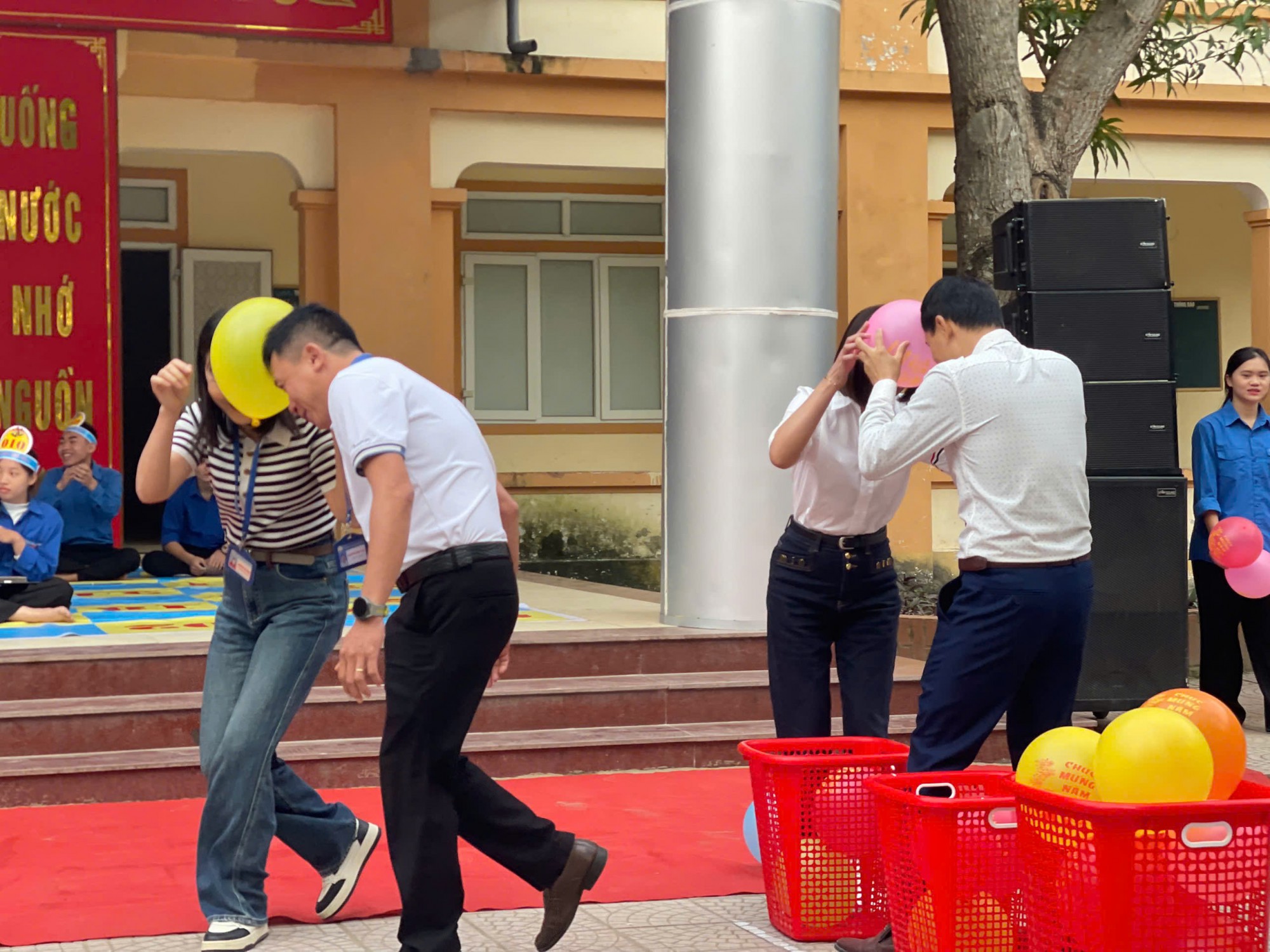 Tính thần cứu trợ của các thầy cô rất tuyệt vời