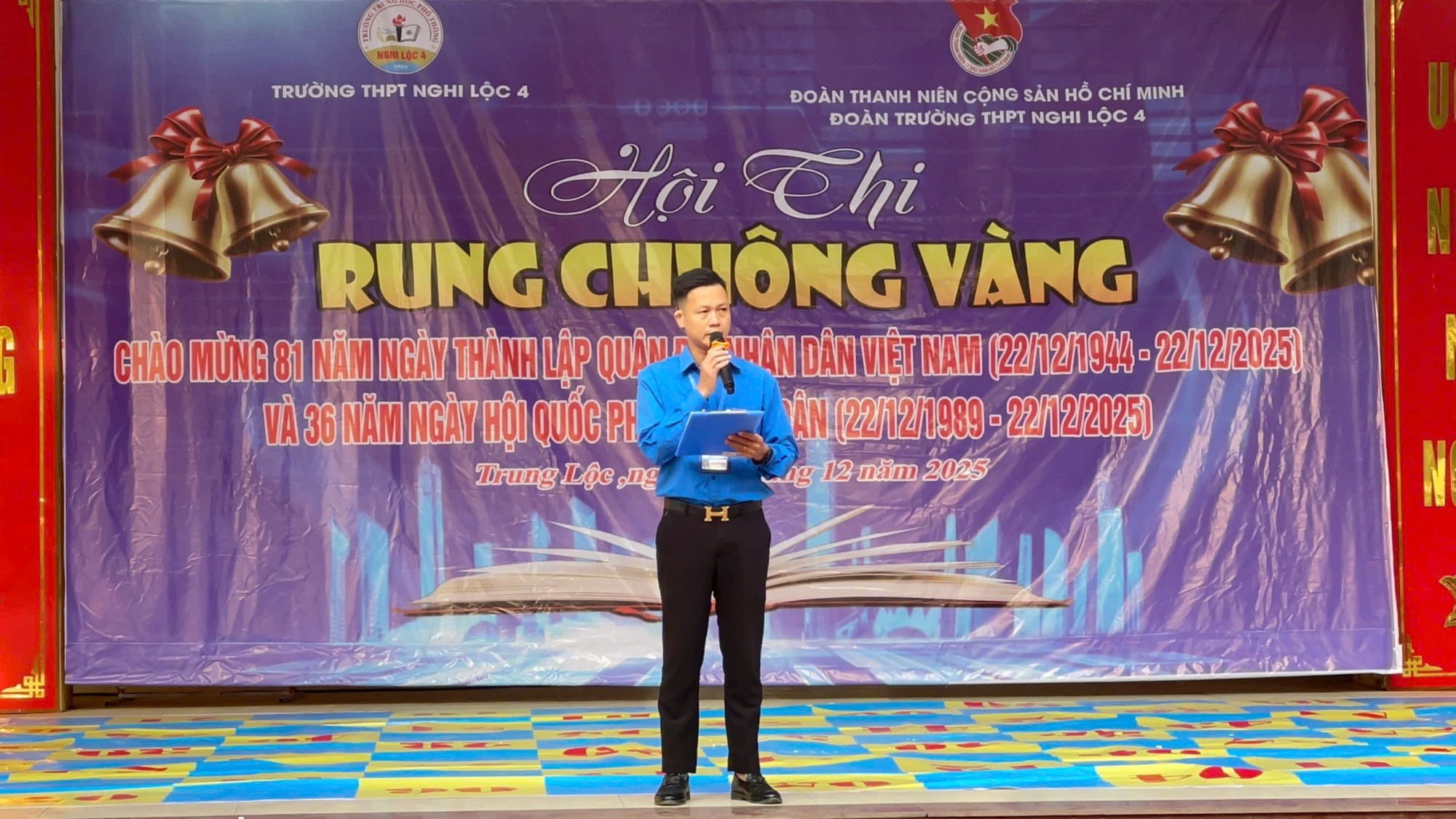 Thầy giáo Trần Quốc Hùng Bí thư Đoàn trường khai mạc hội thi