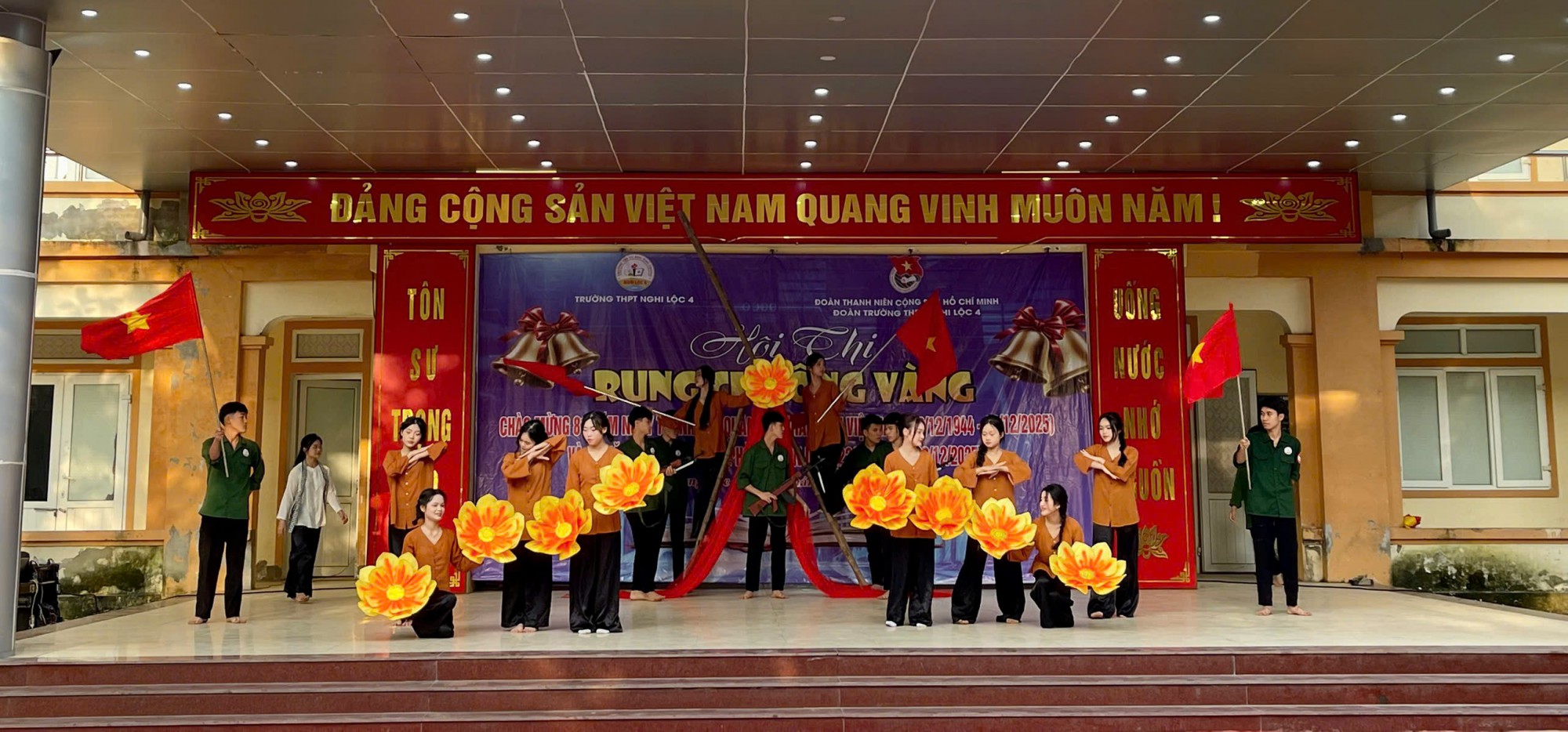 Các tiết văn nghệ đặc sắc đến từ lớp 11A3 và đội văn nghệ đoàn trường