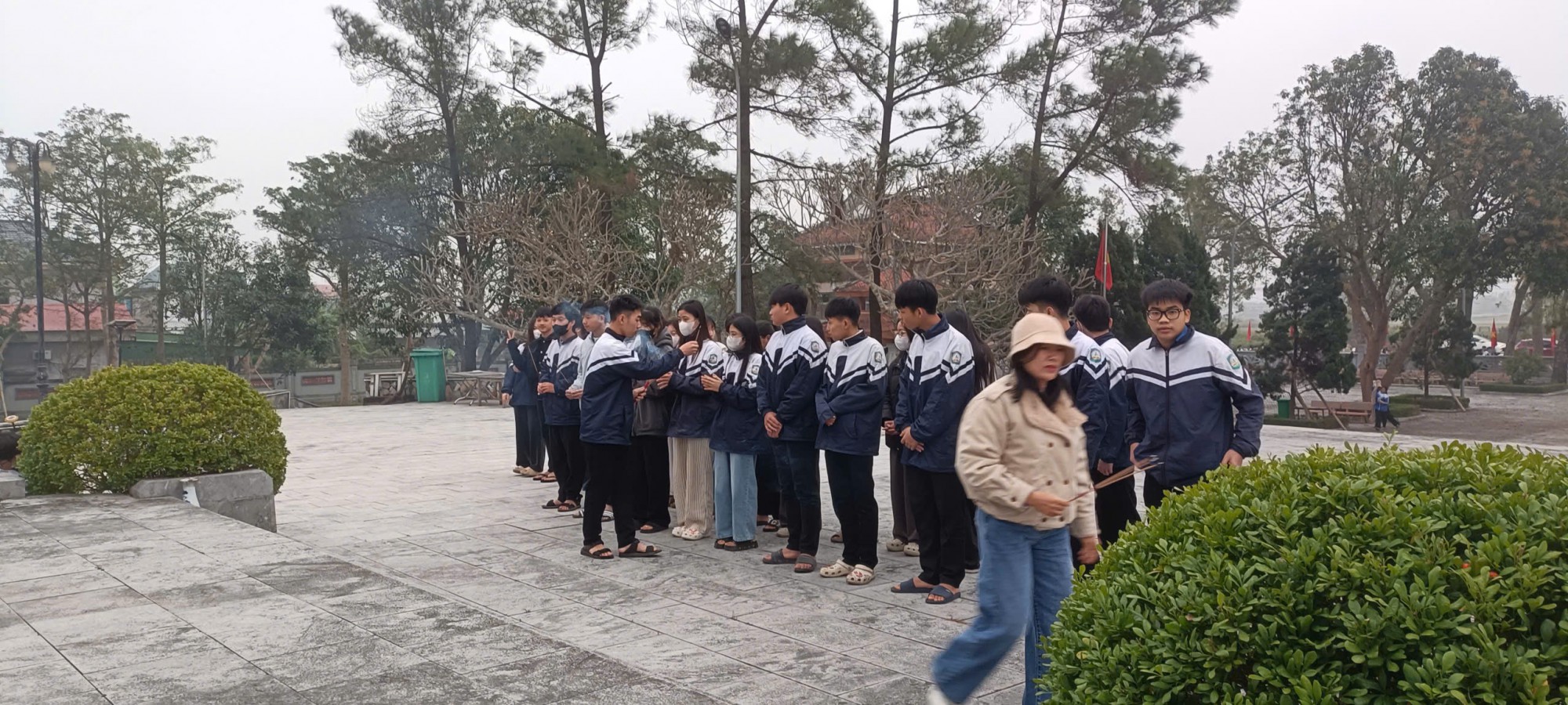 HOẠT ĐỘNG TRI ÂN TẠI NGHĨA TRANG LIỆT SĨ HUYỆN NGHI LỘC CỦA HỌC SINH TRƯỜNG THPT NGHI LỘC 4