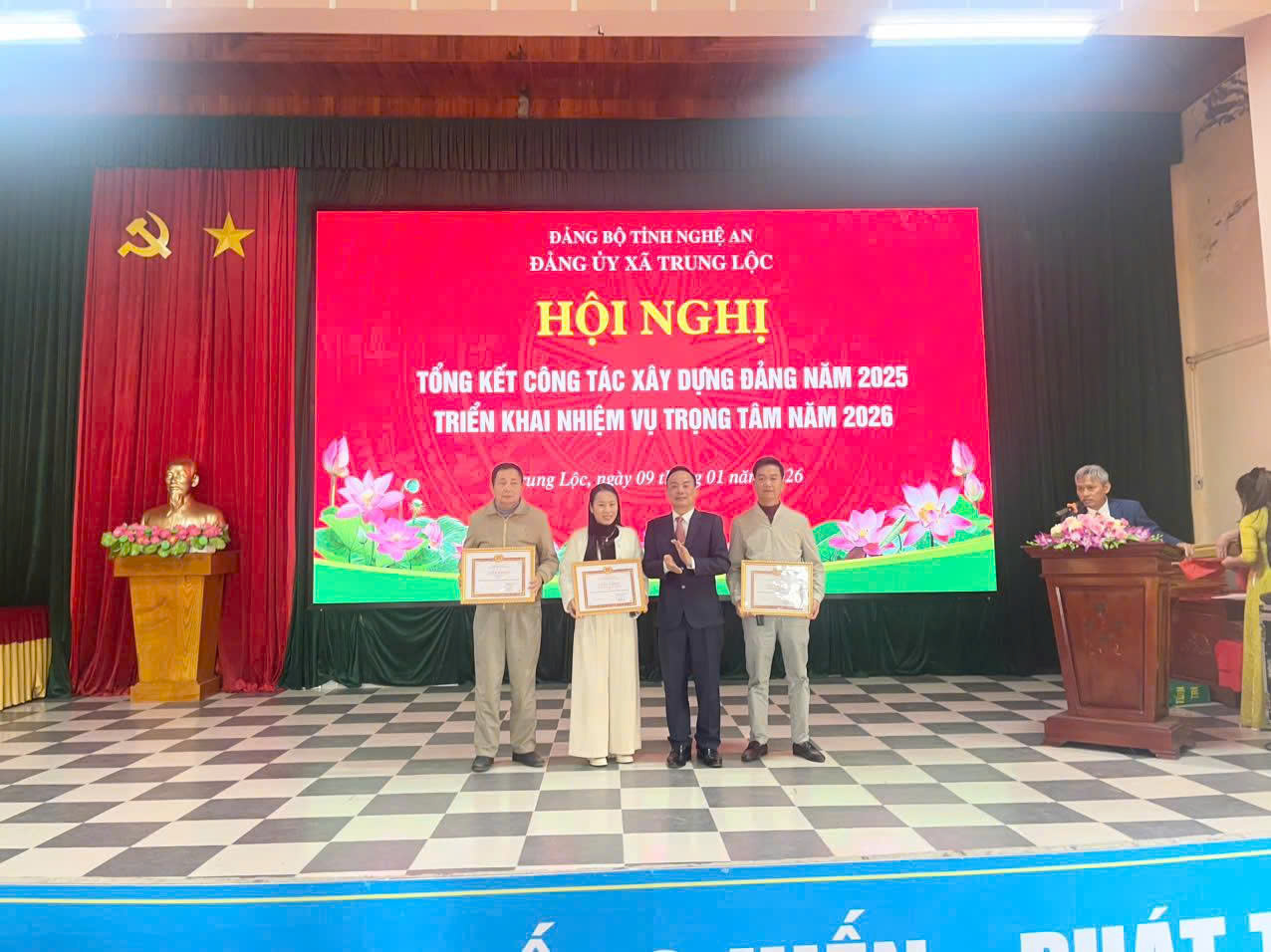 CHI BỘ TRƯỜNG THPT NGHI LỘC 4: VINH DỰ NHẬN KHEN THƯỞNG TẠI HỘI NGHỊ TỔNG KẾT CÔNG TÁC ĐẢNG CỦA ĐẢNG BỘ XÃ TRUNG LỘC