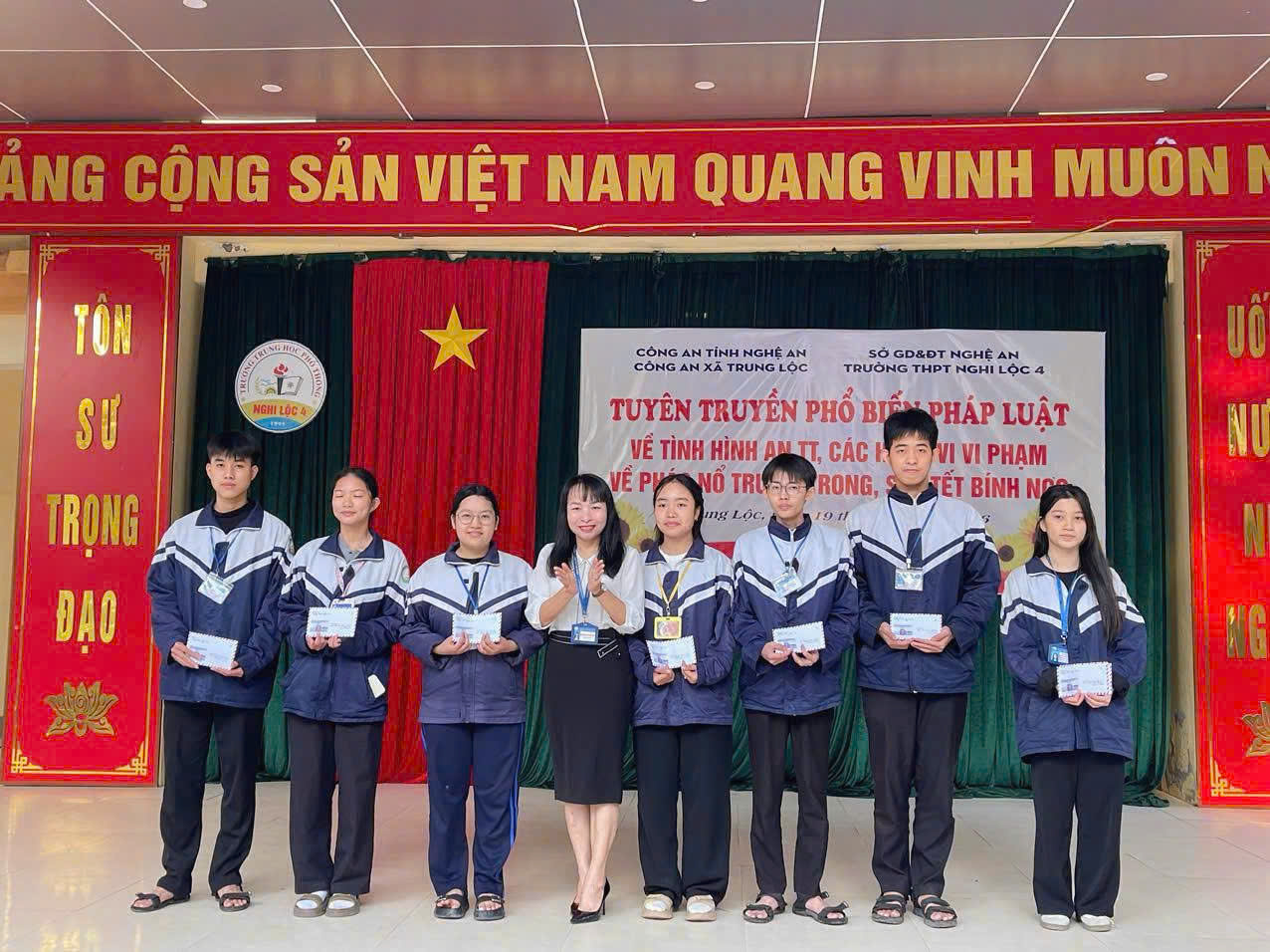 TRƯỜNG THPT NGHI LỘC 4 PHỐI HỢP VỚI CÔNG AN XÃ TRUNG LỘC TUYÊN TRUYỀN PHỔ BIẾN PHÁP LUẬT VỀ ANTT VÀ CÁC HÀNH VI VI PHẠM PHÁO NỔ TRƯỚC, TRONG VÀ SAU TẾT BÍNH NGỌ