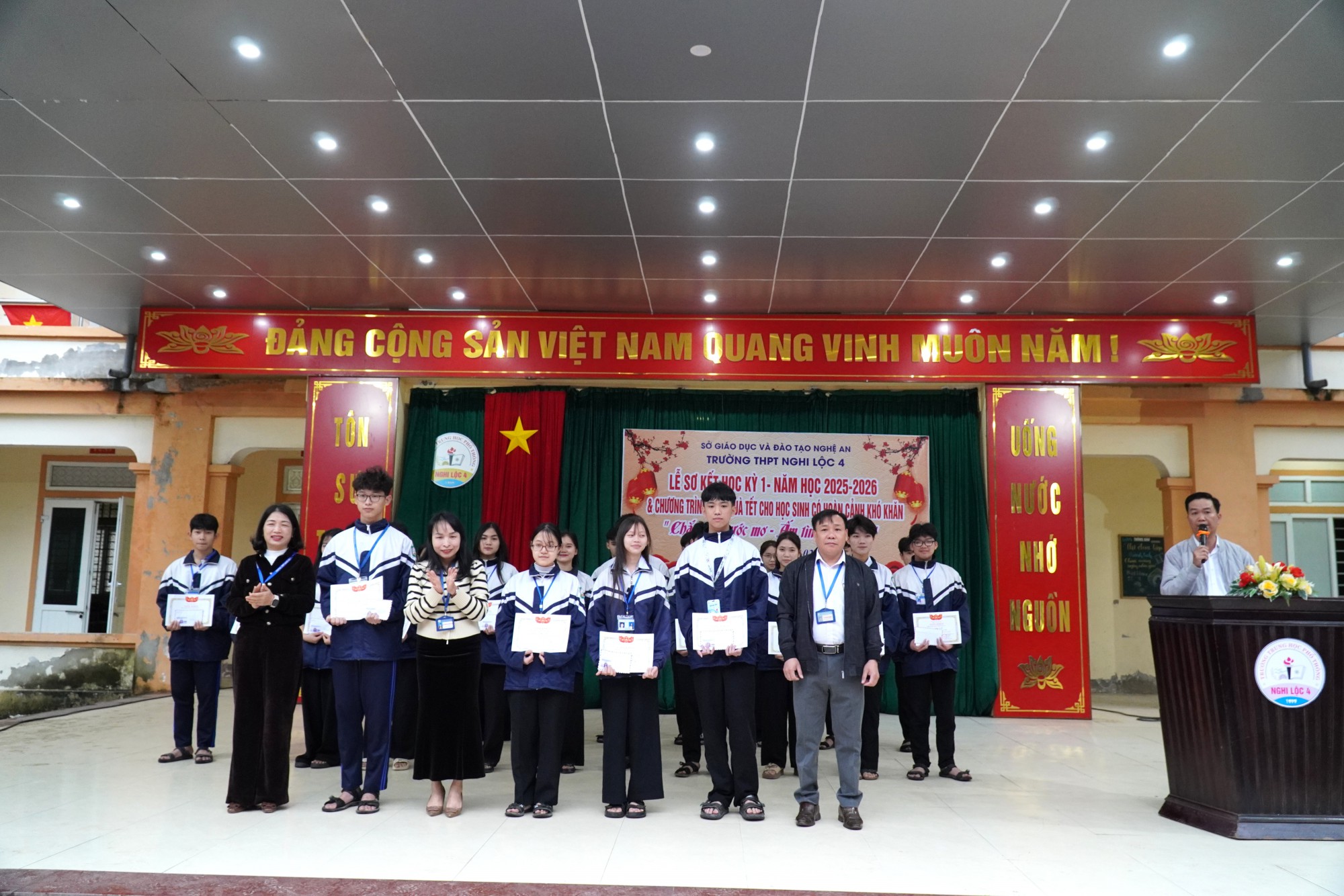 TRƯỜNG THPT NGHI LỘC 4: TỔ CHỨC LỄ SƠ KẾT HỌC KỲ I, NĂM HỌC 2025–2026 TRAO QUÀ KHUYẾN HỌC “CHẮP CÁNH ƯỚC MƠ – ẤM TÌNH NGÀY TẾT” CHO HỌC SINH NGHÈO.