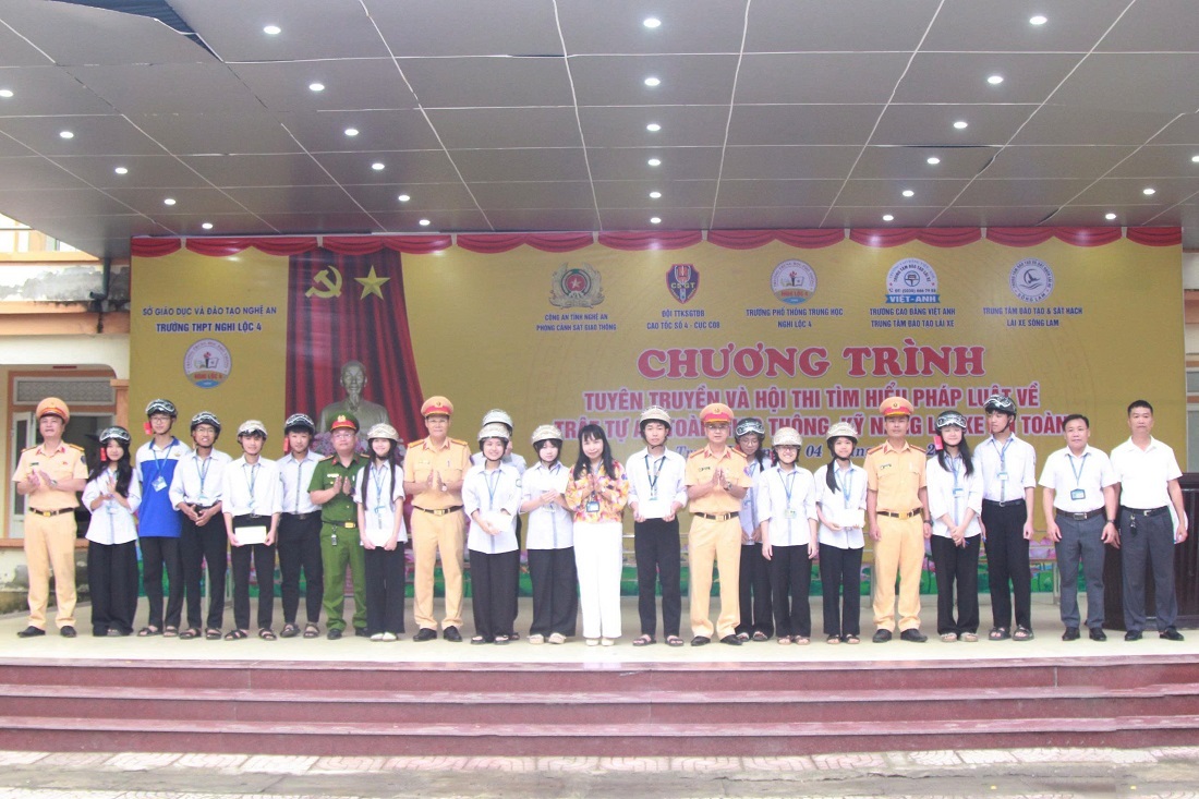 Tuyên truyền, phổ biến pháp luật về trật tự an toàn giao thông và hướng dẫn kỹ năng lái xe an toàn cho học sinh