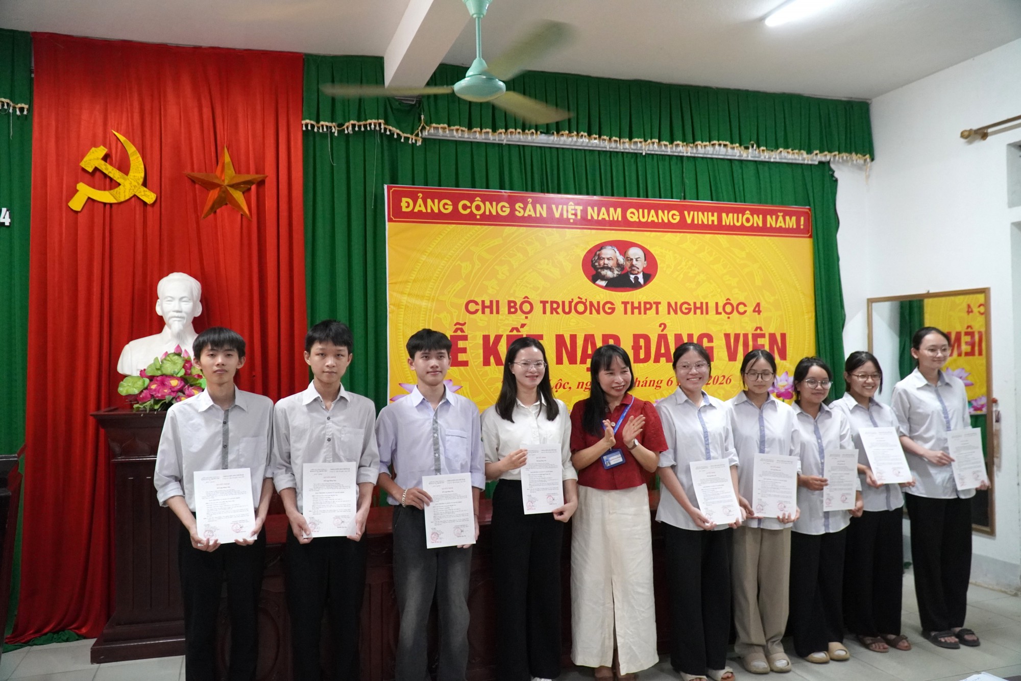 CHI BỘ TRƯỜNG THPT NGHI LỘC 4 TỔ CHỨC LỄ KẾT NẠP ĐẢNG VIÊN MỚI CHO GIÁO VIÊN VÀ HỌC SINH ƯU TÚ